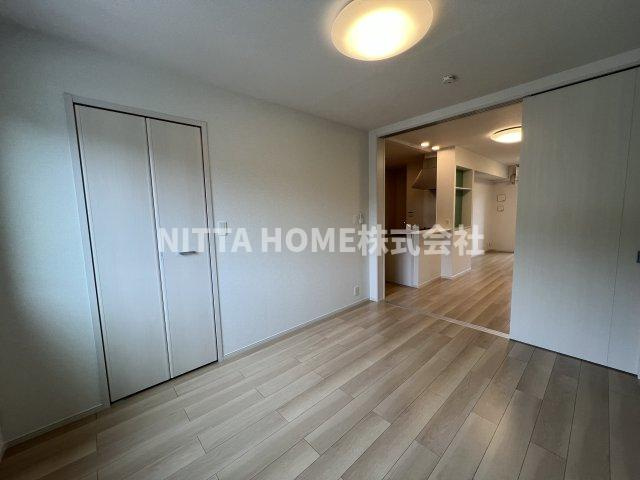 クレール丹波Ⅱの居間・リビング|ウォークインクローゼット付きの６．１帖の洋室☆彡