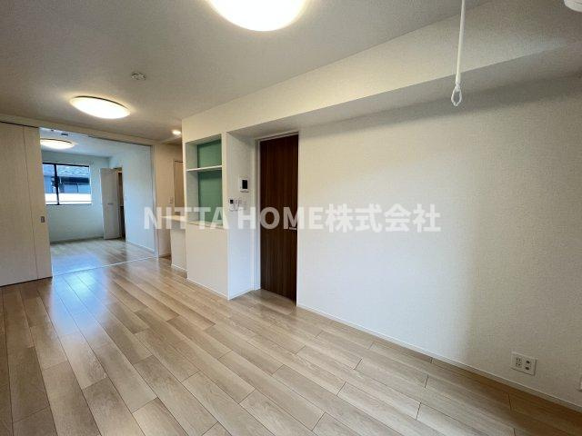 クレール丹波Ⅱの居間・リビング|１３．３帖のリビングルームにカウンターキッチンを採用◎