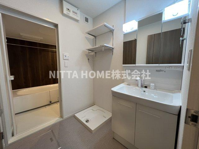 クレール丹波Ⅱの独立洗面台|大きな鏡の独立洗髪洗面台付き◇上部収納がついていて便利です◎