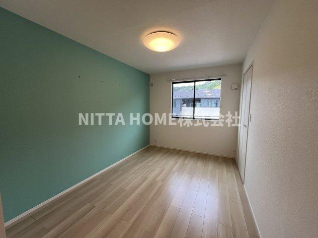 クレール丹波Ⅱの居間・リビング|洋室は６．１帖でウォークインクローゼットがついています◎