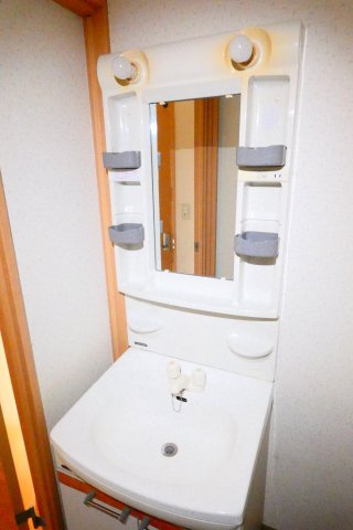 【独立洗面台】 | 朝の身支度に便利な独立洗面台付。
