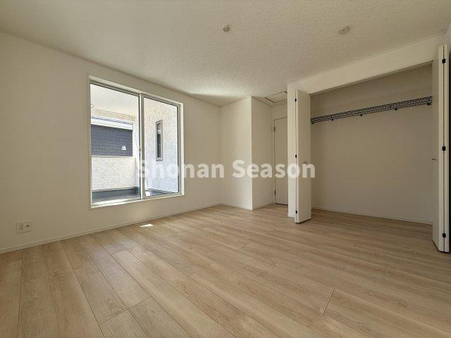 【洋室】 | バルコニーに面した明るい洋室です♪