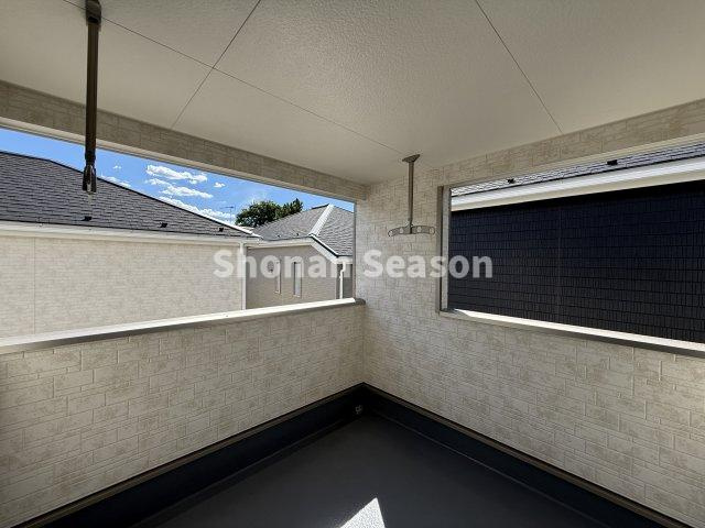 【バルコニー】 | 広いバルコニーがあるので洗濯物や布団を干すのもちろん、屋外用のイスを用意して、お家にいながら非日常を感じるアウトドア空間として楽しむこともできます◎