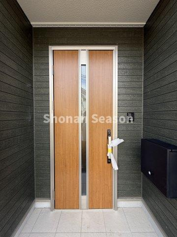 【玄関】 | 新しく開発された8棟の分譲住宅のため、近隣の方と新しいコミュニティを形成できます♪