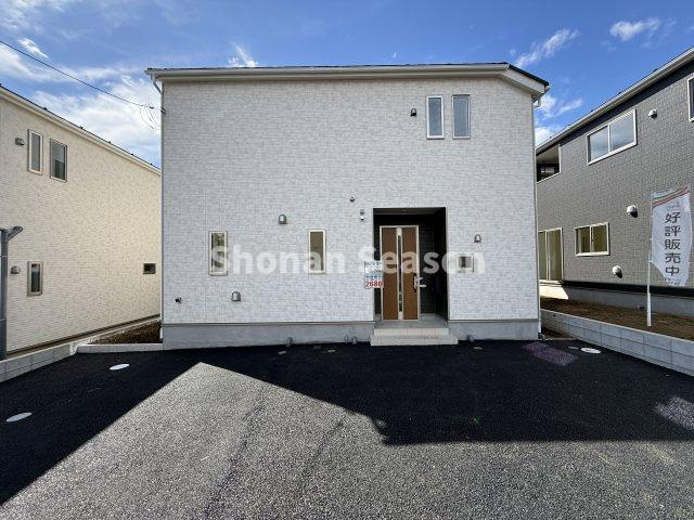 【外観】 | お車2台駐車してもスペースがあるので、アウトドア用品を保管する倉庫や自転車を停めるポーチを設置するなど使い方いろいろ☆