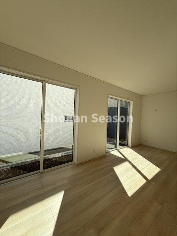 【居間・リビング】 | 南側に多くの窓があるので自然光たっぷり取り込めます◎