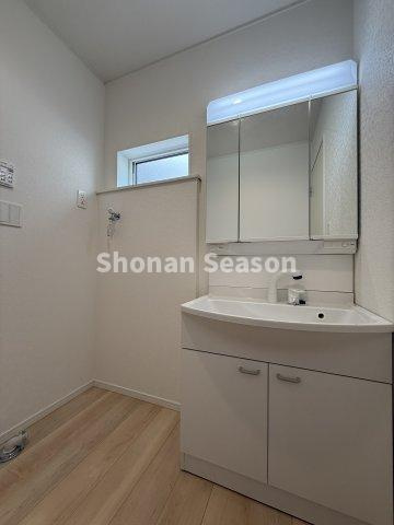 【独立洗面台】 | 玄関近くに洗面室があり、リビングに汚れを持ち込みません◎