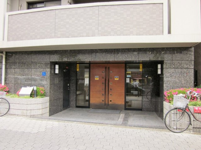 【エントランス】 | ベルデフラッツ谷町 | スーパーやコンビニなども近く生活至便♪