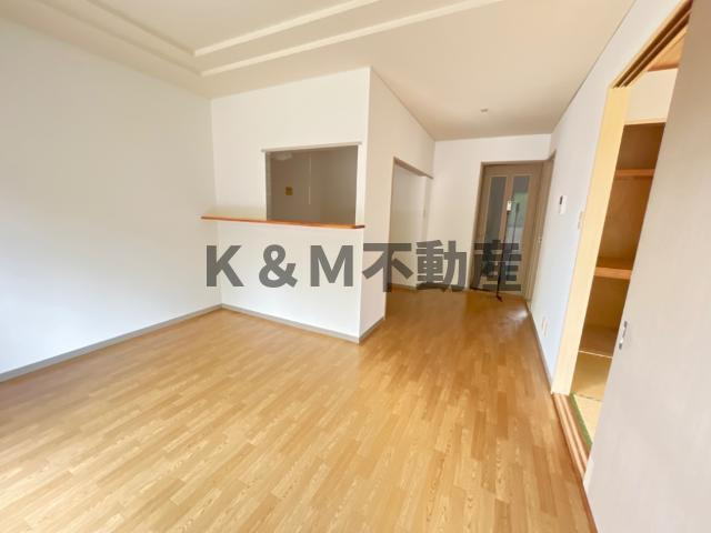 コーポピオーネⅡの居間・リビング|こちらのリビングで趣味の時間をお楽しみください