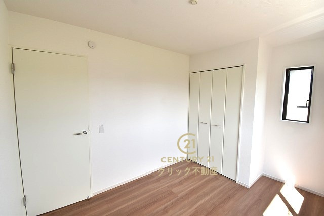 ケイアイフィット　常陸太田市馬場町　2期 　限定1棟！の洋室|折戸を開くと壁面クローゼット。衣類が横一列に並ぶためひと目で洋服が選びやすい！衣類をたくさんお持ちの方もスッキリ片付きます♪