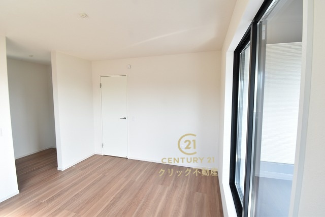 ケイアイフィット　常陸太田市馬場町　2期 　限定1棟！の洋室|フリースペースとウォークインクローゼット配備。衣類の他、季節物のインテリア雑貨やお掃除道具なども出し入れ簡単ですぐに片付きます♪