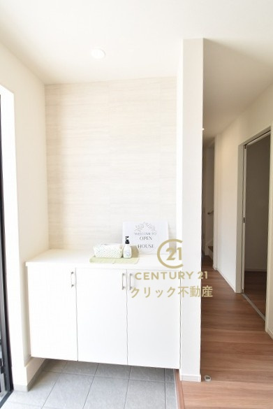 ケイアイフィット　常陸太田市馬場町　2期 　限定1棟！の玄関|シューズボックスの扉の中は可動棚ですので、しまいたいものに合わせて高さを自由に変えることができます。