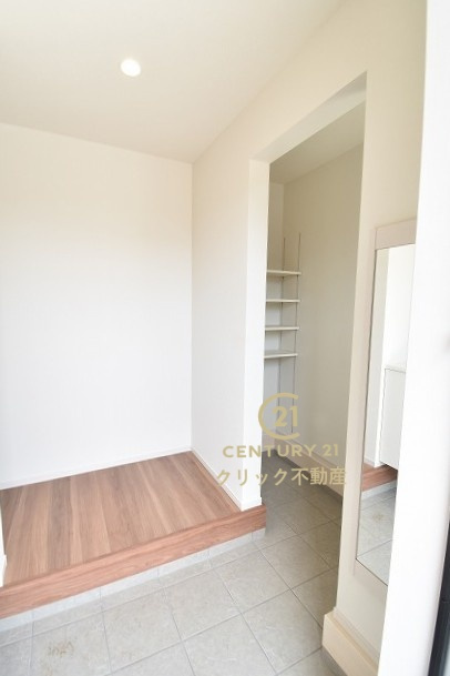 ケイアイフィット　常陸太田市馬場町　2期 　限定1棟！の玄関|ミニトランクとして使えるSICです。靴の他、雨具、防災用品、スポーツ用品等を置くのもいいですね。オープンタイプの可動棚は置きたい物に合わせて自由な使い方ができます。