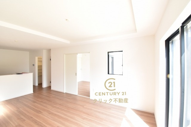 ケイアイフィット　常陸太田市馬場町　2期 　限定1棟！の居間・リビング|折り上げ天井で空間をより広く感じられます。大きなダイニングセットや背の高い観葉植物を置いてもまだまだ余裕♪家族で集まっても人を招いても、空間にゆとりがあると自然に寛げます。