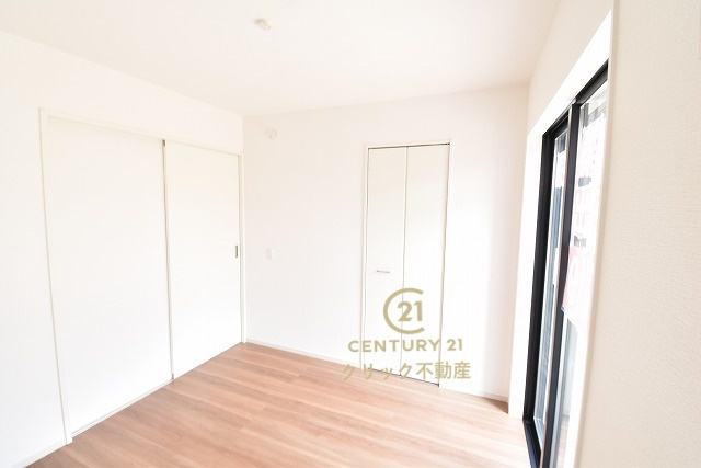 ケイアイフィット　常陸太田市馬場町　2期 　限定1棟！の洋室|1階洋室、2WAY出入り口です。リビングを通らずに玄関から直接入る事もできます。在宅ワークに、キッズスペースに、と自由に使えます。収納も配備されております。