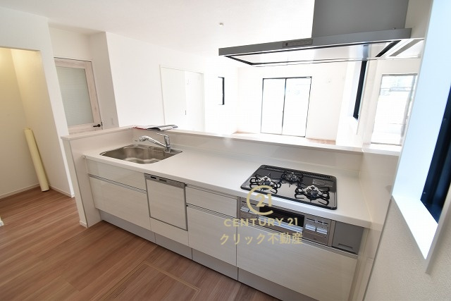 ケイアイフィット　常陸太田市馬場町　2期 　限定1棟！のキッチン|美しいシステムキッチンです。ワイドなカウンターと高い収納力で、家族で一緒に料理をするにも十分な広さ。食事の後片付けもラクラクの食洗機つき♪水道代の節約になり、気になる手荒れも防げそう！