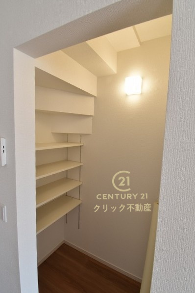 ケイアイフィット　常陸太田市馬場町　2期 　限定1棟！の収納|階段下を利用したパントリーです。生活感の出やすい消耗品や食材のストックはこちらへどうぞ♪可動棚は置きたいものに合わせた使い方ができます。