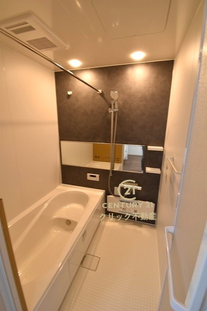 ケイアイフィット　常陸太田市馬場町　2期 　限定1棟！の浴室|浴槽への出入りが安全な低床タイプのユニットバスです。洗い場は滑りにくい速乾床ですので、お子様やご高齢の方にも安心です。自動お湯張りに追焚機能付きのオートバスです。