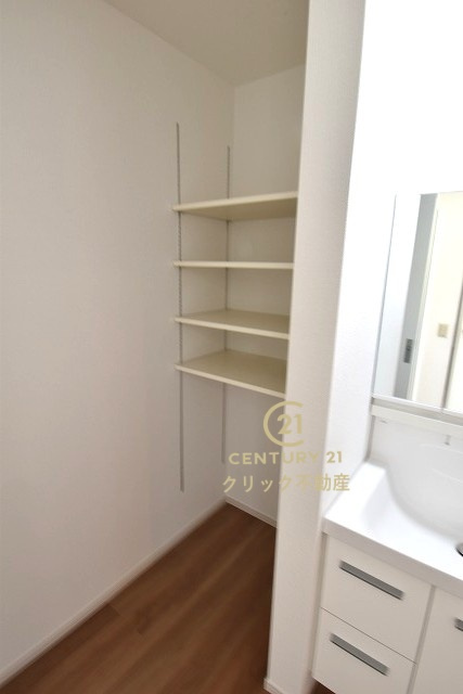 ケイアイフィット　常陸太田市馬場町　2期 　限定1棟！の脱衣所|可動棚付きの収納スペースはタオル、消耗品のストックなどを置いても便利です。