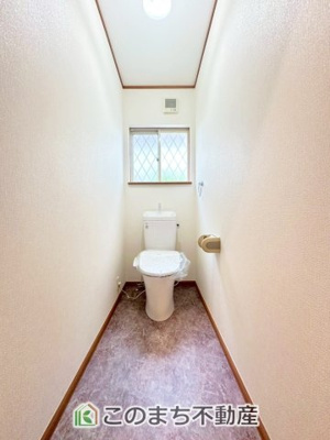 【トイレ】 | 宇都宮市五代2丁目中古戸建 | 小窓から換気ができて清潔なトイレスペース☆ウォシュレット搭載です！
