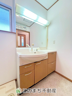 【独立洗面台】 | 宇都宮市五代2丁目中古戸建 | シャンプードレッサーで朝の身支度♪伸びるホースでお掃除も簡単清潔です！
