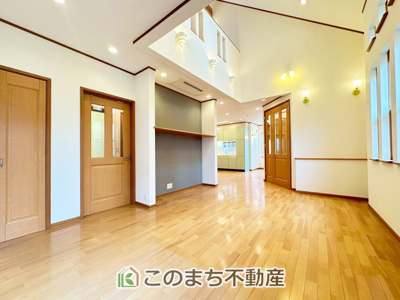 【居間・リビング】 | 宇都宮市五代2丁目中古戸建 | オープンでのびやかな空間を生み出す、こだわりの広がりとゆとり。家族と過ごす時間を大切にしたい方にぴったりの明るくゆとりある住空間です。
