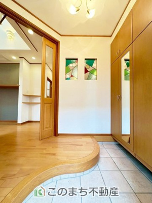 【玄関】 | 宇都宮市五代2丁目中古戸建 | 大きなシューズボックスを完備しております！玄関スペースを有効に活用できますね！
