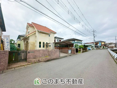 【前面道路含む現地写真】 | 宇都宮市五代2丁目中古戸建 | 前面道路は広々としてます！運転が苦手な方でもお車の出し入れ簡単で安心です☆
