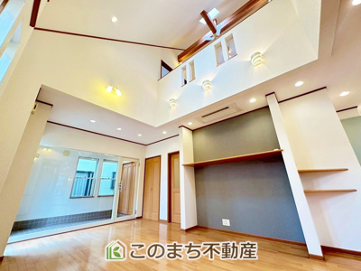 【居間・リビング】 | 宇都宮市五代2丁目中古戸建 | 時間のゆとりと空間、暖かな陽光がもたらす光と風を独占してください。新しい暮らしが始まります。
