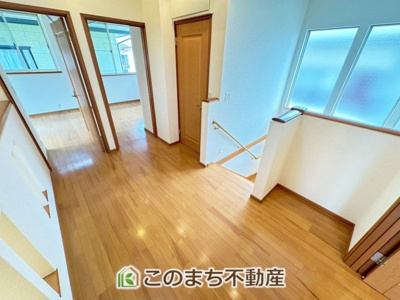 【内装】 | 宇都宮市五代2丁目中古戸建 | 手すり付きで小さなお子様にも安心の階段スペースです☆

