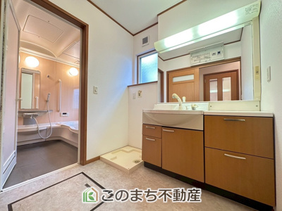 【洗面所】 | 宇都宮市五代2丁目中古戸建 | 脱衣所は広々としておりますので、お子様のお着替えもストレスなくできます！
