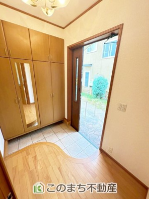 【玄関】 | 宇都宮市五代2丁目中古戸建 | 広々とした玄関スペース♪たくさんの靴を収納できる下駄箱もございます。
