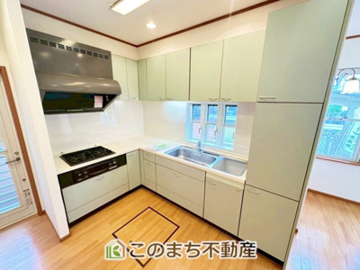 【キッチン】 | 宇都宮市五代2丁目中古戸建 | 採光が得られ明るいキッチンです☆
