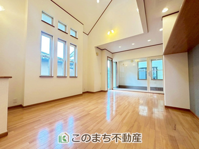 【居間・リビング】 | 宇都宮市五代2丁目中古戸建 | 開放感のある大きなリビング♪
