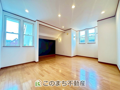 【洋室】 | 宇都宮市五代2丁目中古戸建 | 陽光がふんだんに降り注ぐお部屋です。陽だまりの空間で、プライベートなお家時間も快適にお過ごしいただけます♪
