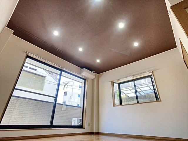 アルファ東古松の洋室