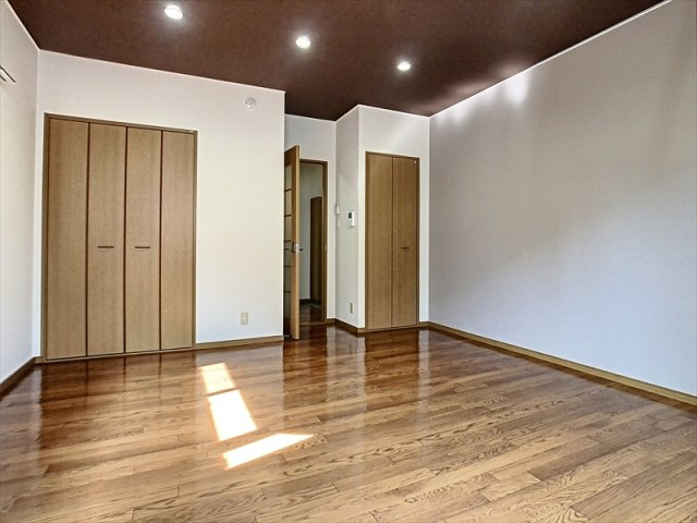 アルファ東古松の洋室