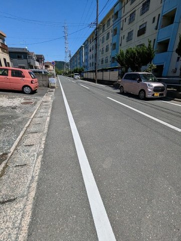売地　豊橋市多米中町の前面道路含む現地写真