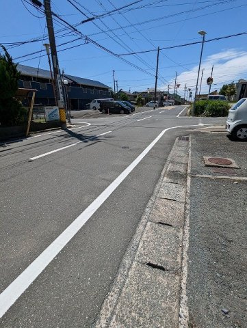 売地　豊橋市多米中町の前面道路含む現地写真