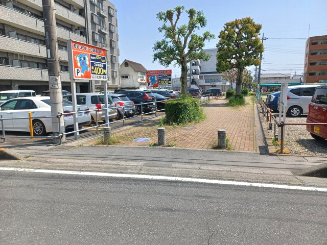 東松山市元宿一丁目　売地の周辺|西側道路は駅へと続く歩道です。