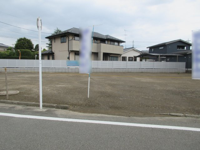 羽村市川崎3丁目　土地全3区画の前面道路含む現地写真