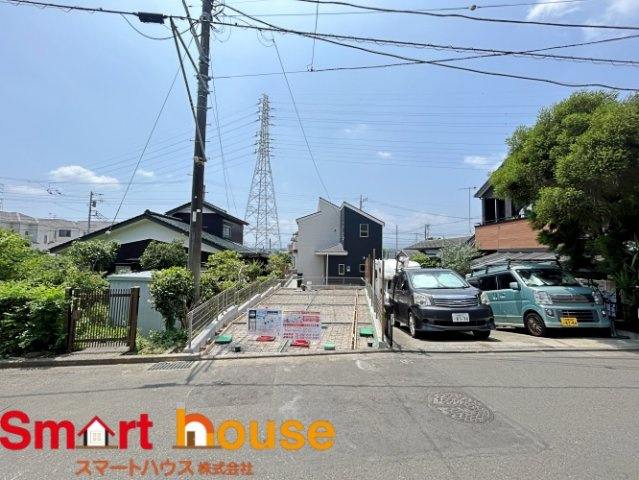 相模原市南区新戸　新築1棟の前面道路含む現地写真|お住まいの前面道路が広いと駐車が楽になり、陽当たりも遮られないので明るく居心地の良いお家になります♪