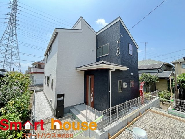 相模原市南区新戸　新築1棟の外観|外壁が周囲の街並みと青空に生えるお洒落な仕上がり！周囲には高い建物のないエリア。青い空が大きく感じますね。