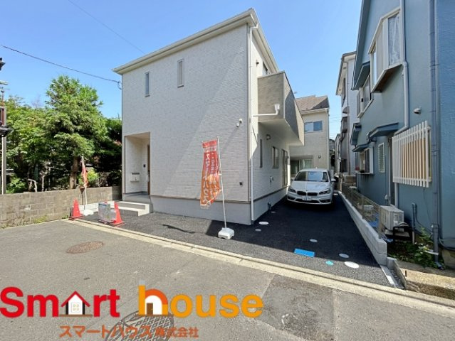 相模原市南区麻溝台　新築1棟の前面道路含む現地写真|オシャレな外観は、人の目を引くだけではなく自慢したくなりますね！植木を置いたりアレンジは、自由です。自分の好みに仕上げましょう♪