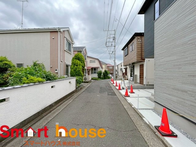 相模原市南区南台　新築2棟の前面道路含む現地写真|お住まいの前面道路が広いと駐車が楽になり、陽当たりも遮られないので明るく居心地の良いお家になります♪