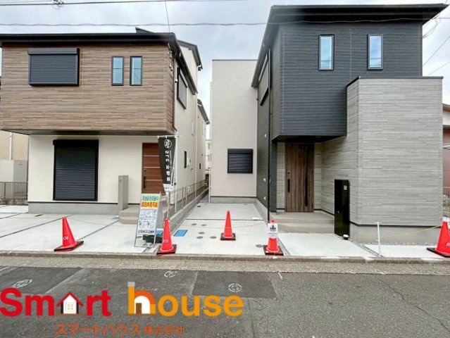 相模原市南区南台　新築2棟の外観|外壁が周囲の街並みと青空に生えるお洒落な仕上がり！周囲には高い建物のないエリア。青い空が大きく感じますね。