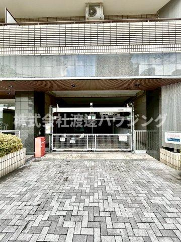 アルテ江坂の駐車場