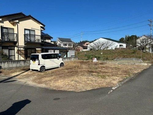 東田２丁目　売土地の外観|現在は更地となっており、現況での引き渡しが可能なため、すぐにでも具体的な建築計画を進められます。上下水道の引き込みも完了しており、インフラ整備の手間をかけずにスムーズに工事へ取り掛かれる土地です。