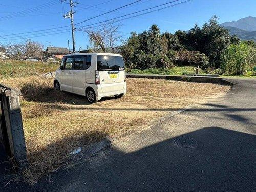 東田２丁目　売土地の外観|陽当たりを確保しやすい平坦な地勢で、冬場でも柔らかな光が差し込む明るい空間を作れます。周辺の家々とも適度な距離感があり、開放感を感じながらプライバシーを守れる、バランスの取れた住環境が魅力です。