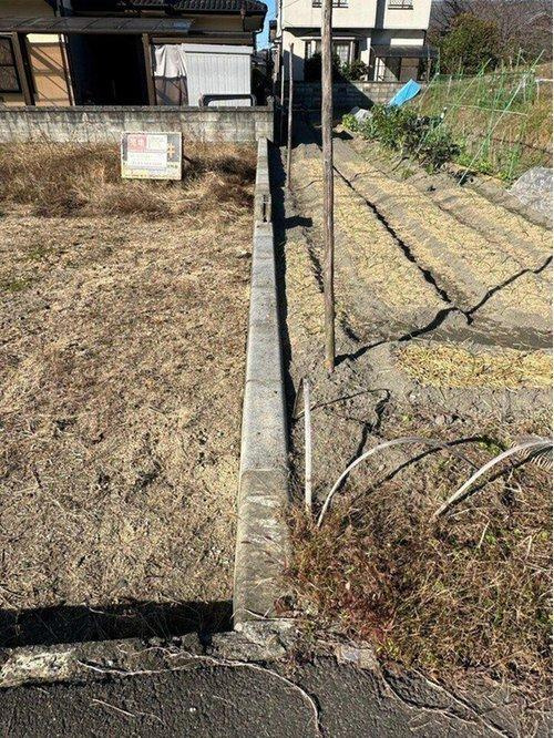東田２丁目　売土地の外観|隣地との境界が明確で、将来的な建設計画も立てやすい安心です。公営水道と公共下水が敷地内に引き込まれていることも確認でき、建築時の付帯工事費用を抑えながら、スムーズな着工をサポートします。